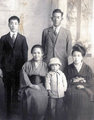 Mijako Csijo a kép jobb szélén, családja körében