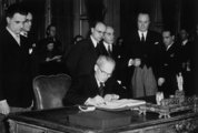 Gyöngyösi János külügyminiszter aláírja a magyar békeszerződést, 1947. február 10.