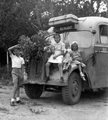 Gyerekek ülnek a Budapestvidéki Autóbuszközlekedési Részvénytársaság (BART) Opel Blitz típusú autóbuszán (1946) <br /><i>Fortepan</i>
