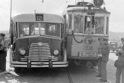 A 12-es busz a Margit híd pesti hídfőjénél (1950) <br /><i>Fortepan</i>