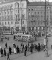 Busz halad át a Marx téren (ma Nyugati tér) 1950-ben <br /><i>Fortepan</i>