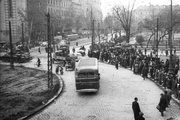 Egy busz kanyarodik be a Kálvin térnél (nem sokkal előtte egy T-34-es tank halad) az 1956-os forradalom idején <br /><i>Fortepan</i>