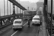 Rendőr irányítja a forgalmat a Lánchídon (1967)  <br /><i>Fortepan</i>
