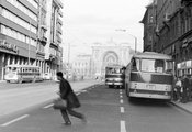 Egy gyalogos siet át a Rákóczi úton a 7-es busz mögött, háttérben a Keleti pályaudvar (1969) <br /><i>Fortepan</i>