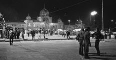 Az Omega Együttes koncertjére gyülekeznek a nézők a leeresztett vizű tavon, a műjégpálya jégmentes betonján egy nyári estén, 1984-ben (9)