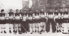 Az FTC jégkorong csapata az 1950-es évek elején. Akkoriban a nagy múltú egyesület előbb ÉDOSZ SE, majd Bp. Kinizsi néven működött. A politikai döntés nyomán felvett névre utal a játékosok mezén látható %-jel (2)