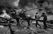 Fegyvertelen cseh tüntetők harca a szovjet tankokkal