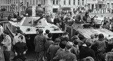 Szovjet harcjárművek és cseh civilek a prágai utcán