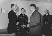 Hardegen (középen) kollégája, Erich Topp és Adolf Hitler társaságában