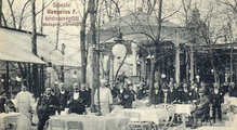 A Wampetics vendéglő kerthelyisége, középen a zenepavilonnal, melyben a zenészek a felvétel készítése idején is épp játszottak (képeslap, 1900 körül, részlet, magángyűjtemény)
