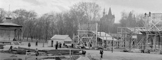 Az 1942-es BNV pavilonjait építik egy ködös télvégi napon.  A felvétel bal oldalán az Iparcsarnok még álló zenepavilonja látható, két évvel a környéket leromboló bombatámadás előtt (Fortepan)