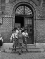 Hungária körút az Ajtósi Dürer sor felé nézve, jobbra a Hermina út 23. Általános Iskola Hungária körút felé eső földszintes épülete.c 1949