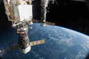 Az orosz Szojuz-39 és Progressz-55 űrhajók a Nemzetközi Űrállomáshoz csatlakozva