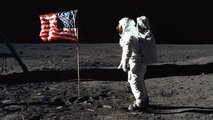 Neil Armstrong a Holdon az amerikai zászlóval, 1969. július 20.
