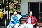 Peña és Murphy ügynökök a La Catedral előtt Escobar szökése után