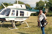 Peña egy kolumbiai rendőrségi helikopter mellett