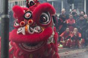 Nian-jelmezbe öltözött ember egy kínai holdújév-ünnepen
