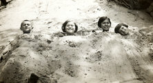 Homokba beásott gyerekek (1931) <br /><i>Fortepan</i>