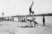 Akrobatamutatvány a homokban (1934) <br /><i>Fortepan</i>