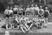 Vidám csoportkép a medence partján (1936) <br /><i>Fortepan</i>