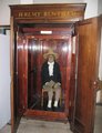 Bentham kiállított teste Londonban (az erősen feketedő fejet a kiállításon egy műanyag replika helyettesíti)