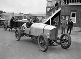 W.G. Barlow egy Bentley versenyautóban 1922-ben
