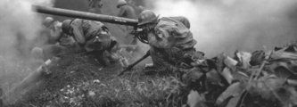 Amerikai katonák sütnek el egy hátrasiklás nélküli löveget Koreában