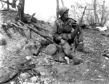 Amerikai katona egy szovjet golyószóró mellett