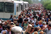 Menekültek ezrei várnak arra, hogy buszra szállhassanak a tuzlai repülőtérnél lévő ENSZ-bázisnál felállított menekülttáborban (1995. július 14.)