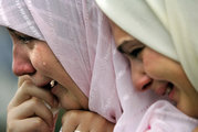 Hozzátartozóikat sirató muszlim asszonyok Potocariban (2005. július 11.)