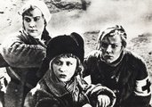 Kép a Barátnők című filmből, középen Fjodorova.