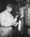 Jackson Tate kapitány bejelenti a USS Randolph repülőgép-hordozó fedélzetén a japán megadást, 1945. augusztus 15.