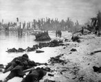 A tarawai csatában elesett amerikai katonák holttestei 