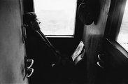 Budapest és Pusztaszabolcs, munkahelye és otthona között ingázó fiatalember a vonaton, 1961
