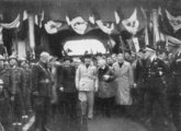 Az idős D'Annunzio Mussolinivel egy felvonuláson