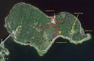Oak Island műholdfelvételről – pirossal jelölve „Nolan-keresztje”, míg a sárga nyíl a „kincsesgödör” helyét jelzi