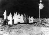 Klan-tagok keresztet égetnek a Maryland állambeli Baltimore-ban, 1923-ban.