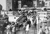 Gellért Gyógyfürdő hullám medence, háttérben a szálloda, 1930