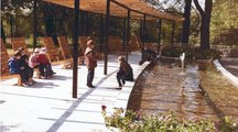 A környezettel és a medence vizével ismerkedő gyerekek a Vakok kertjében az 1970-es években készült felvételen