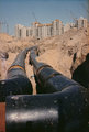 Az előszigetelt távhőcsöveket az 1985-ben alapított Főtáv–Isolrohr vegyesvállalat gyártotta. A képen a káposztásmegyeri lakótelep távvezeték-kialakítása látható.