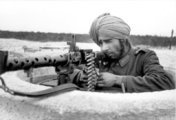 Indiai önkéntes egy kiépített állásban az Atlanti falnál Franciaországban, MG34 típusú géppuskával