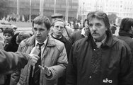 Kossuth Lajos tér, a háttérben balra a MTESZ-ház a taxisblokád idején, jobbra Horváth Pál főszervező, 1990