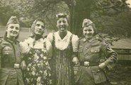A német katonák ruhát cseréltek francia barátnőikkel