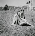 Egy kimenőt kapó Wehrmacht-katona a háttérben lévő medence partján töltötte a napot a barátnőjével