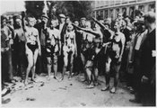 A megszálló németek ágyába bebújó belga nők haját a felszabadítás után büntetésből leborotválták, továbbá megfosztották őket ruháiktól és arra kényszerítették, hogy náci karlendítésre emeljék karjukat