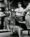 Egy francia nőt, akiről köztudott volt, hogy szexuális kapcsolatot létesített egy megszálló német katonával, a felszabadítást követően megszégyenítették, és levágták a haját