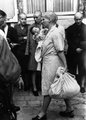 Robert Capa fotóján egy francia asszony megy haza gyermekével, akinek apja egy német tiszt volt. Miután a szövetséges csapatok 1944 augusztusában elfoglalták Chartres-t, a dühös tömeg leborotválta a kollaboráns nők fejét, s végig hajtották őket a város utcáin