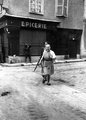 Chartres-ben egy leborotvált fejű asszonyt hajt egy ellenálló maga előtt 
