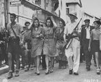 Az 1944. augusztus 29-én készült képen látható francia hölgyeknek még megvan a hajuk, nem volt ez sokáig így