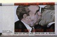 Mühlenstrasse, Berlini Fal (East Side Gallery) a Hedwig-Wachenheim-Strasse-val szemben. Dmitri Vrubel alkotása: Mein Gott hilf mir, diese tödliche Liebe zu überleben (Istenem segíts, hogy túléljem ezt a halálos szerelmet), 1990